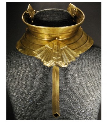 Collier ras-le-cou doré créé par Martine Brun avec des matériaux de récupération