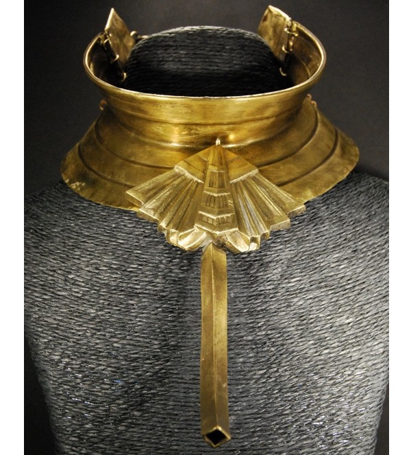 Collier ras-le-cou doré créé par Martine Brun avec des matériaux de récupération