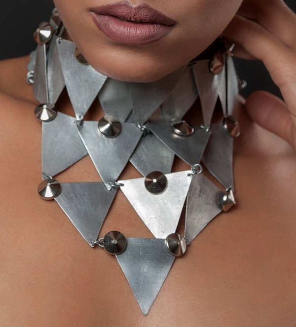 Collier argenté fantaisie très original créé par Martine Brun Collier argenté fantaisie très original créé par Martine Brun