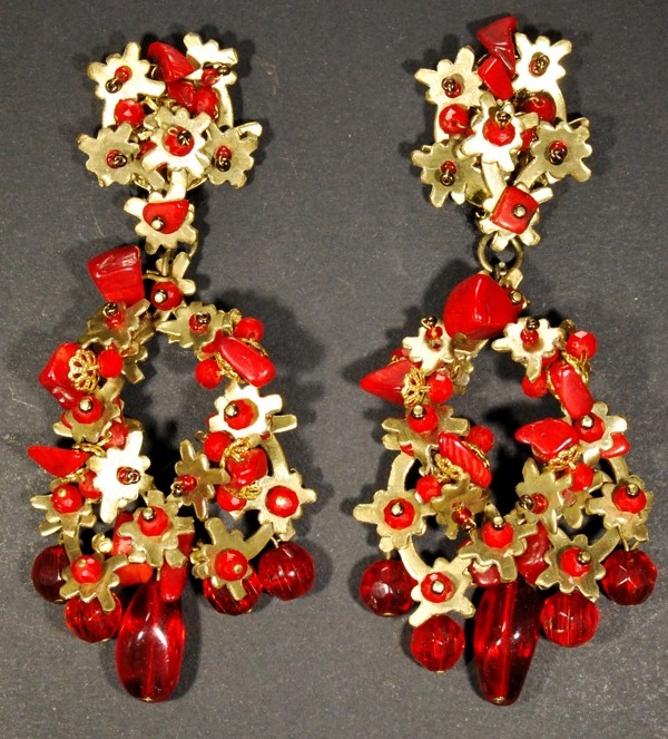 Boucles d'oreilles dorées de haute fantaisie créées par Martine Brun avec des perles rouges