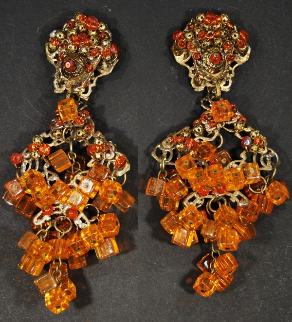Boucles d'oreilles fantaisie dorées avec des perles oranges par Martine Brun