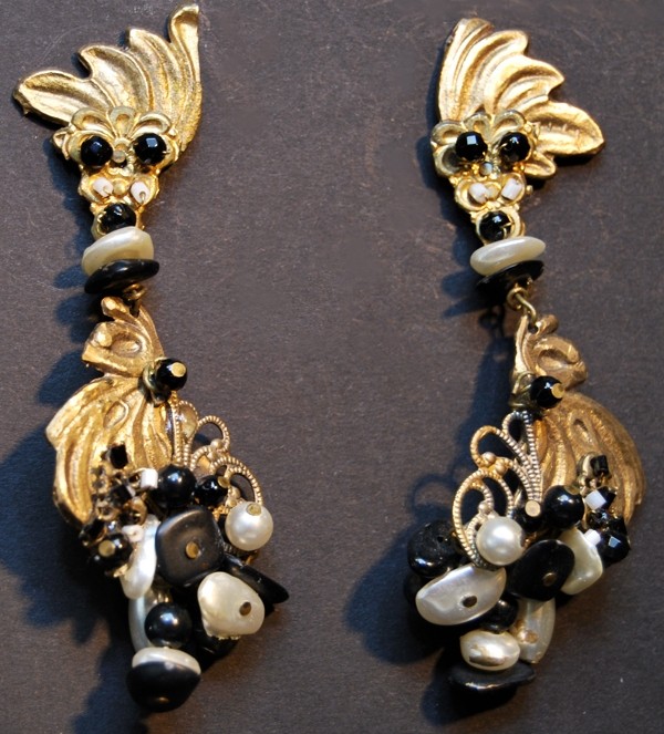 Boucles d'oreilles en bronze et laiton avec perles blanches et noires par Martine Brun