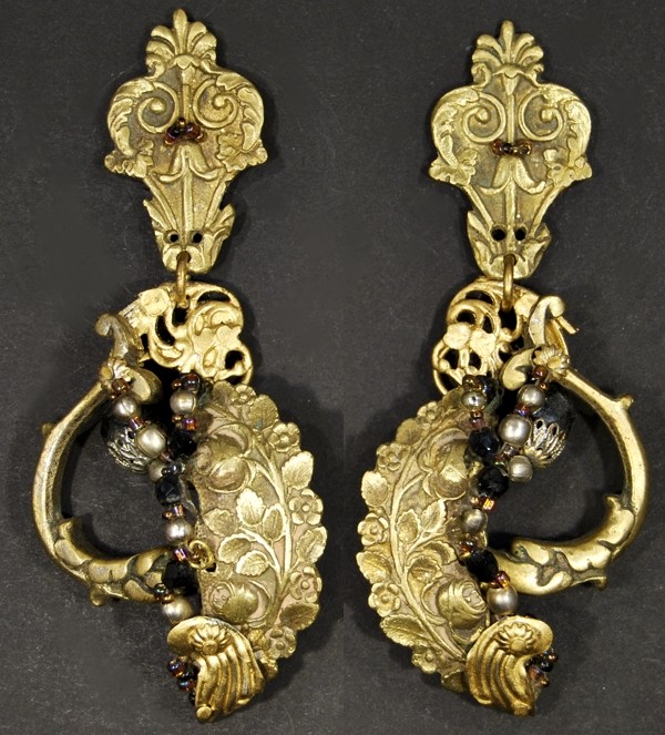 Boucles d'oreilles en bronze, laiton et avec des perles dorées, noires et ocres.