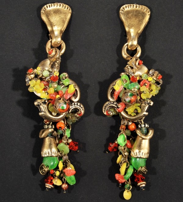 Boucles d'oreilles dorées avec des perles multicolores par Martine Brun