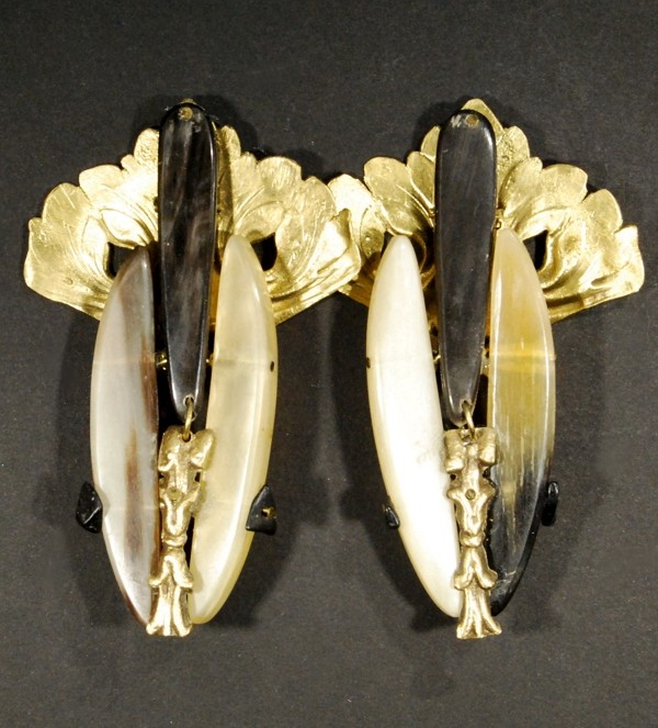 Boucles d'oreilles uniques dorées avec corne noire et naturelle