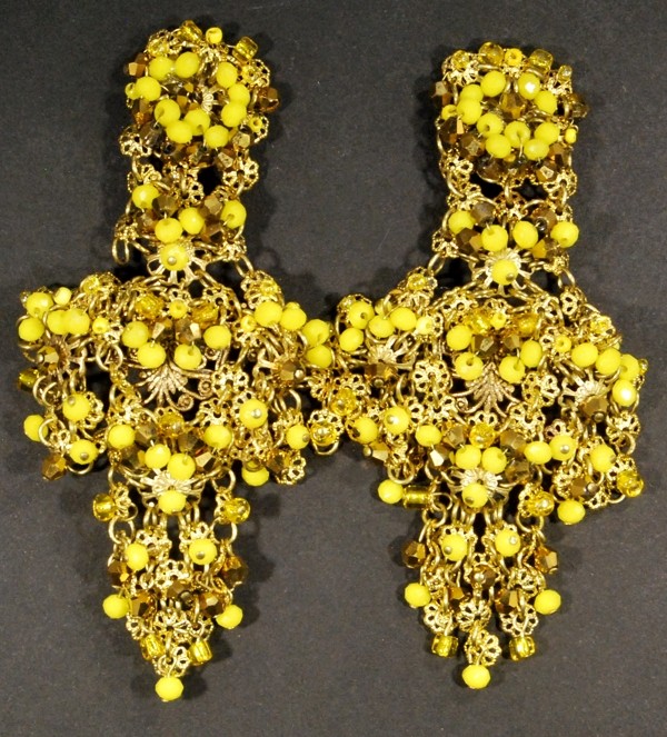 Boucles d'oreilles dorées avec perles jaunes par Martine Brun