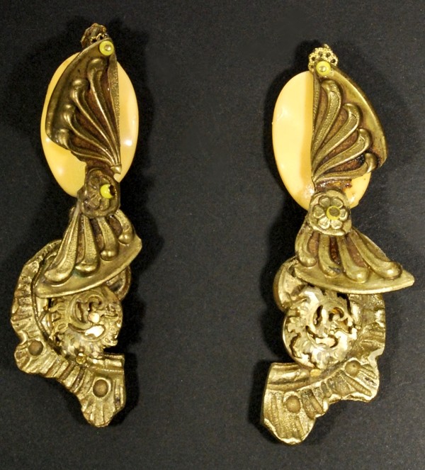 Boucles d'oreilles fantaisie unique, dorées avec perle jaune