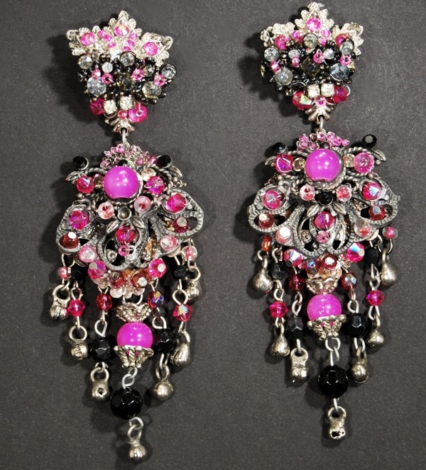 Boucles d'oreilles fantaisie argentées avec des perles noires et roses par Martine Brun