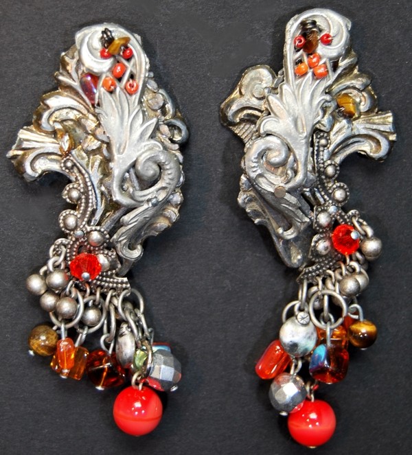 Boucles d'oreilles en métal argenté créées par Martine Brun