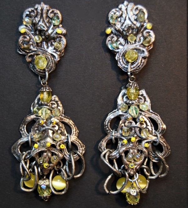Boucles d'oreilles argentées en métal avec perles jaunes création par Martine Brun