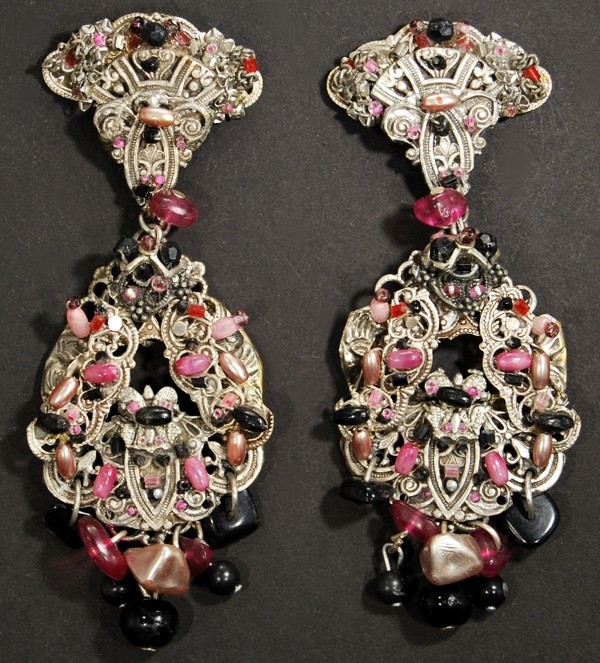 Boucles d'oreilles fantaisie argentées avec perles roses et noires par Martine Brun