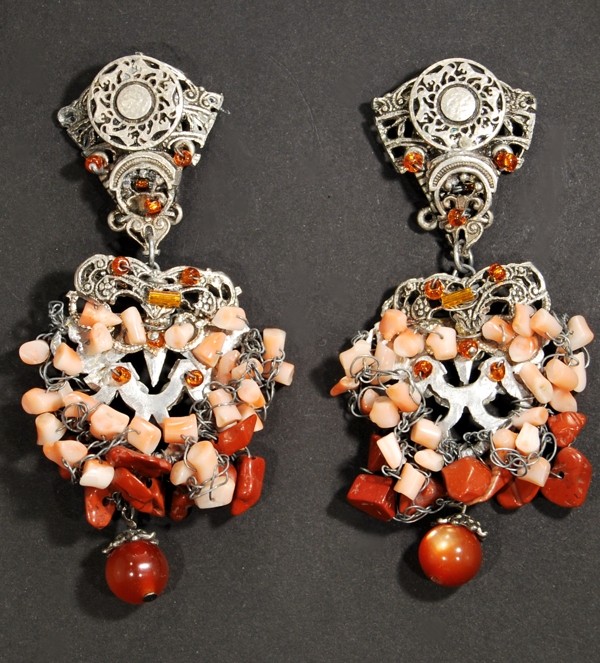 Boucles d'oreilles argentées fantaisie avec des perles en corail, création Martine Brun