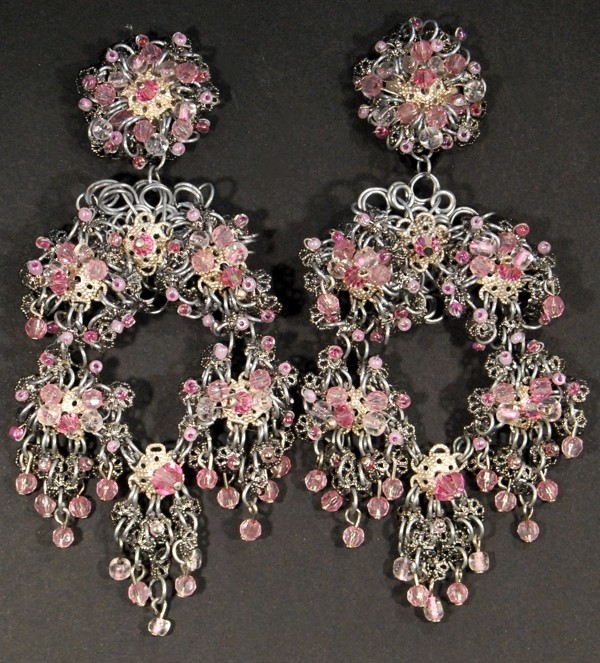 Boucles d'oreilles fantaisie argentées en acier avec perles roses créées par Martine Brun