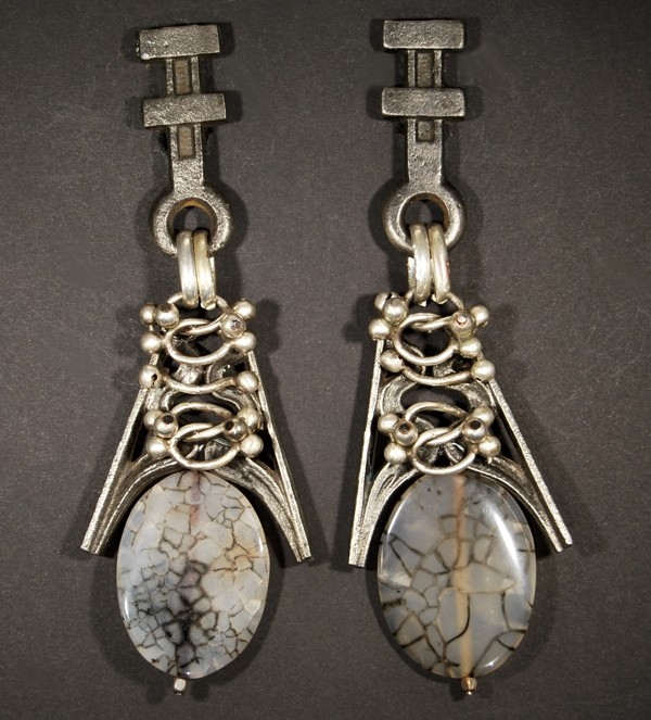 Boucles d'oreilles fantaisie argentées en métal avec pierre en Jade par Martine Brun