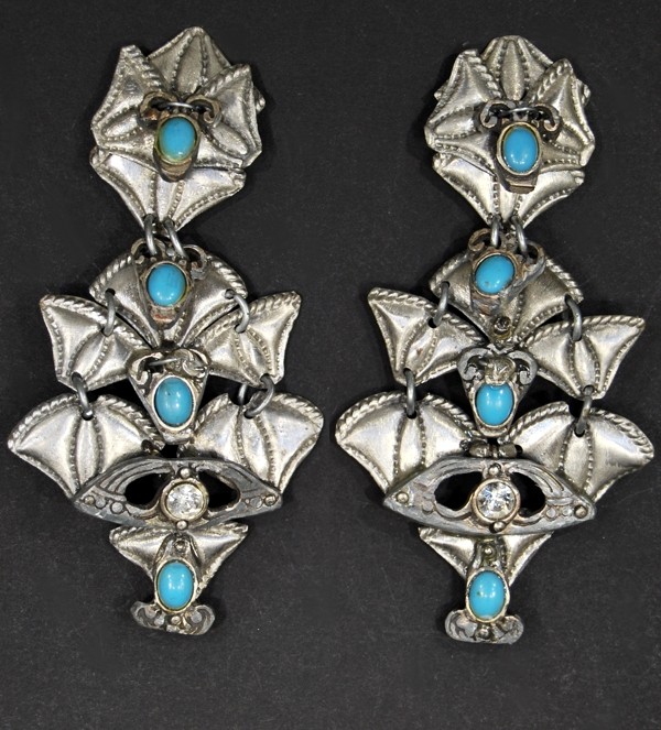 Boucles d'oreilles fantaisie argentées en acier créées par Martine Brun