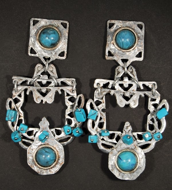 Boucles d'oreilles en acier avec pierres bleues turquoises par Martine Brun