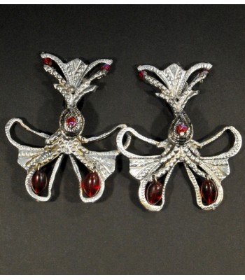 Boucles d'oreilles fantaisie argentées avec perles rouges par Martine Brun