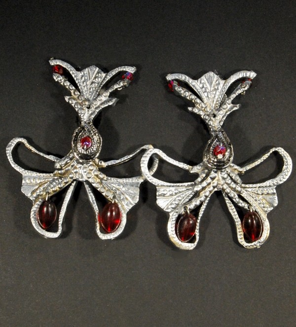 Boucles d'oreilles fantaisie argentées avec perles rouges par Martine Brun