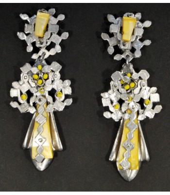 Boucles d'oreilles argentées en aluminium avec perles en nacre jaune créées par Martine Brun