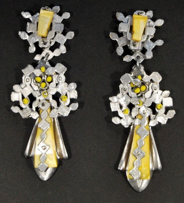 Boucles d'oreilles argentées en aluminium avec perles en nacre jaune créées par Martine Brun