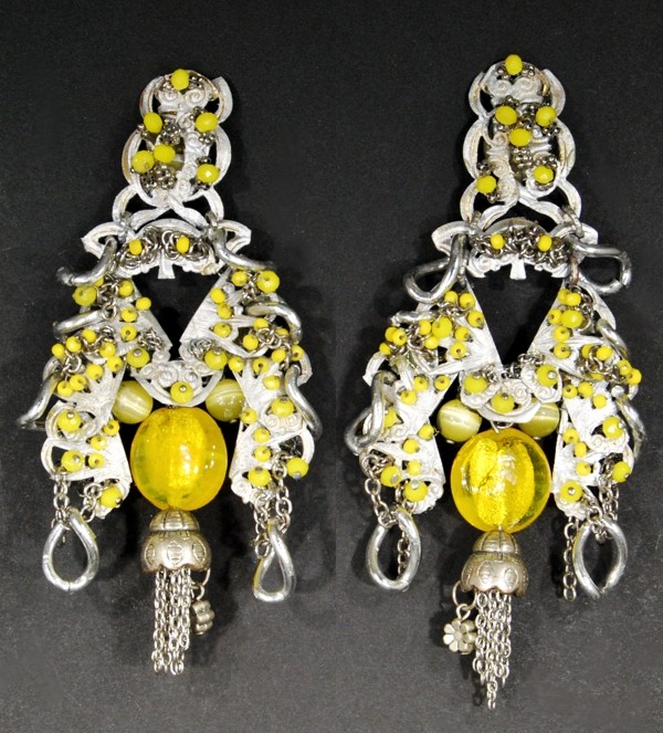 Boucles d'oreilles argentées en aluminium avec perles en verre jaunes faites mains par Martine Brun
