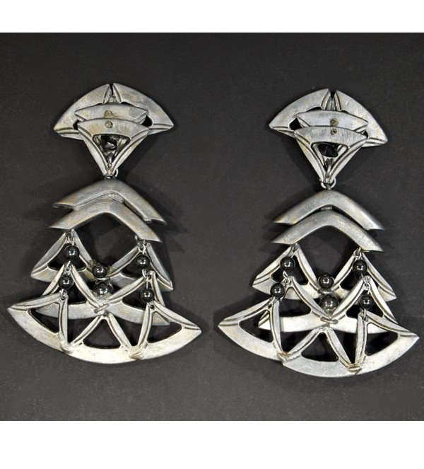 Boucles d'oreilles fantaisie en métal argenté, faites mains par Martine Brun