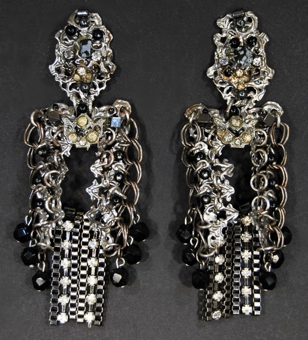 Boucles d'oreilles fantaisie argentées en acier avec des perles en Pyrite, faites mains par Martine Brun