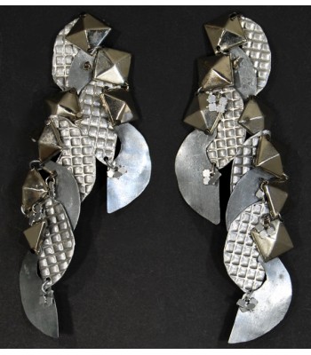 Boucles d'oreilles en aluminium et aciers, réalisées par Martine Brun