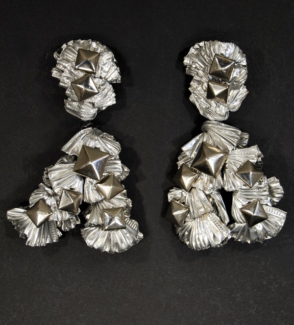 Boucles d'oreilles en aluminium et acier, réalisées à la main par Martine Brun