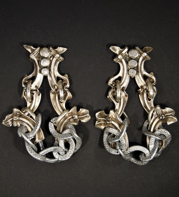 Boucles d'oreilles en aluminium et acier faites mains par Martine Brun