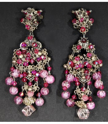Boucles d'oreilles argentées avec de nombreuses perles roses par Martine Brun