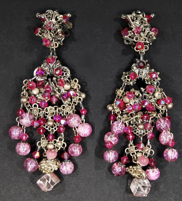 Boucles d'oreilles argentées avec de nombreuses perles roses par Martine Brun