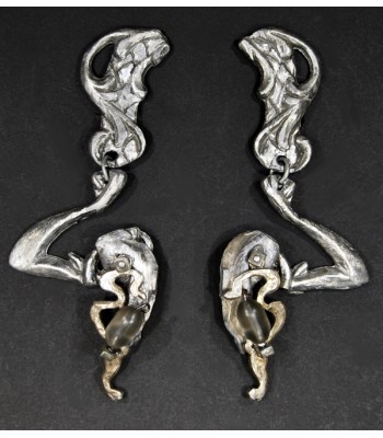 Boucles d'oreilles uniques en métal argenté avec perle grise, réalisées par Martine Brun