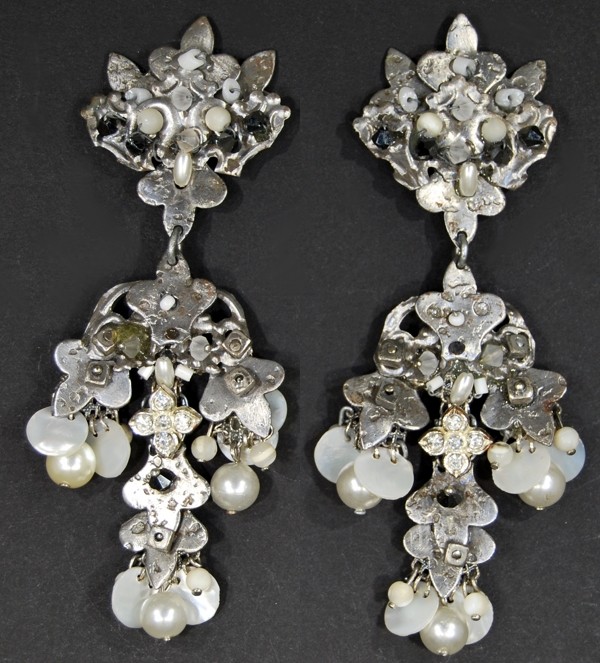 Boucles d'oreilles en acier avec des perles et de la nacre blanche, par Martine Brun