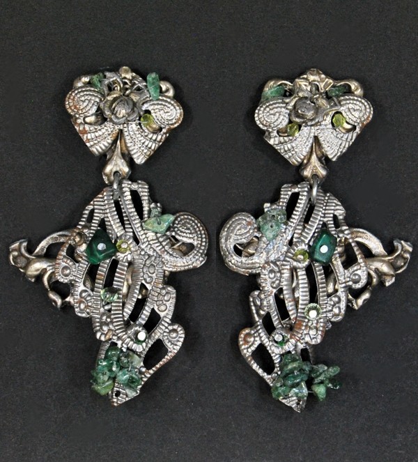 Boucles d'oreilles en métal argenté avec des perles et des pierres vertes