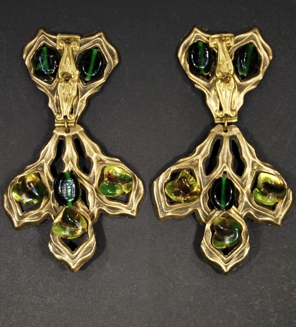 Boucles d'oreilles fantaisie dorées avec des perles en résine vertes par Martine Brun