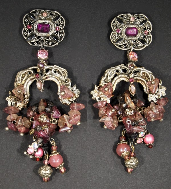 Boucles d'oreilles fantaisie argentées avec perles violettes et roses