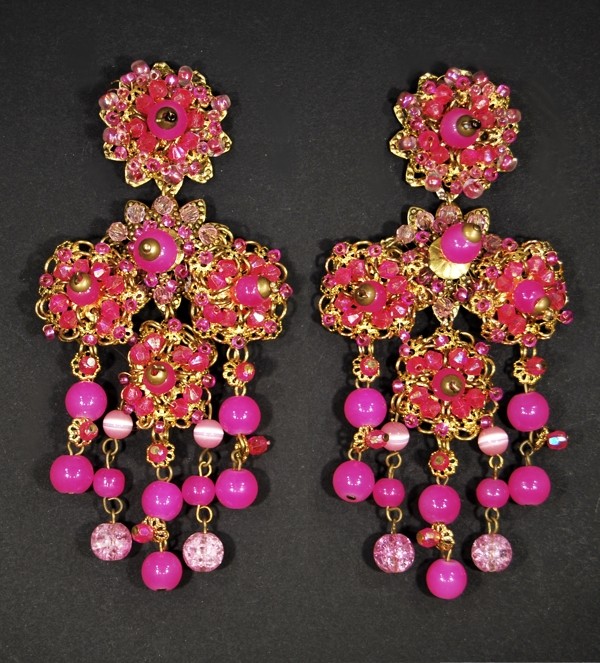 Boucles d'oreilles fantaisie en métal dorée avec des perles roses par Martine Brun
