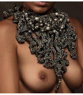 Gros collier de haute fantaisie argenté avec des tresses crochetées à la main par Martine Brun