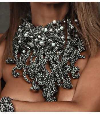 Gros collier de haute fantaisie argenté avec des tresses crochetées à la main par Martine Brun