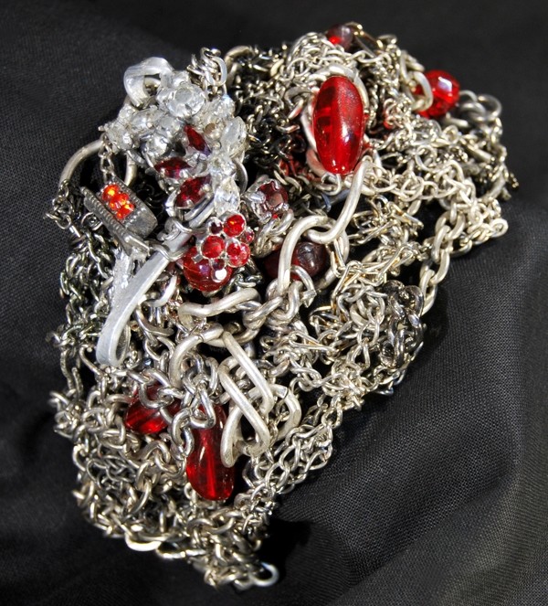 Bracelet argenté style manchette avec des perles rouges, création unique