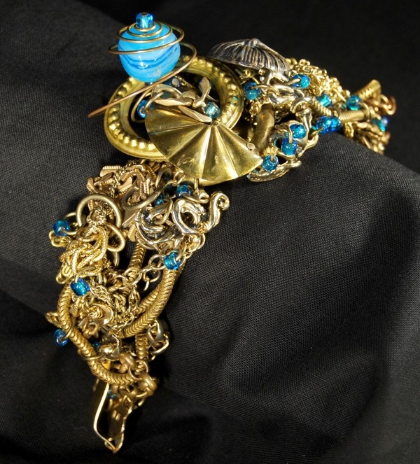 Bracelet doré décoré de perles en verre bleues ciel par Martine Brun