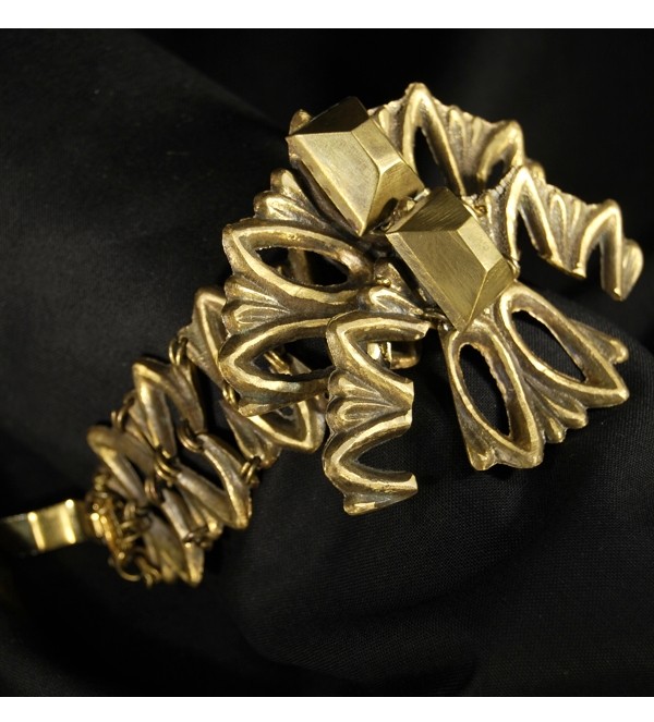 Bracelet doré unique de haute fantaisie réalisé par Martine Brun avec de la matière recyclée