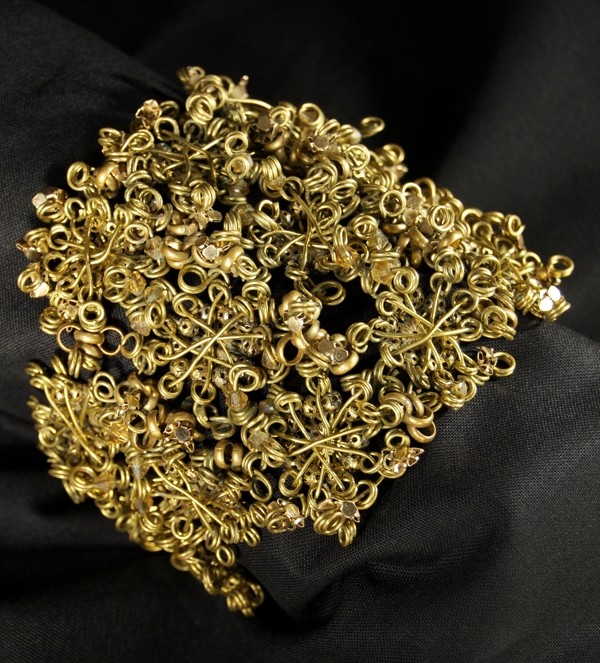 Bracelet doré en fil de laiton tressé à la main par Martine Brun