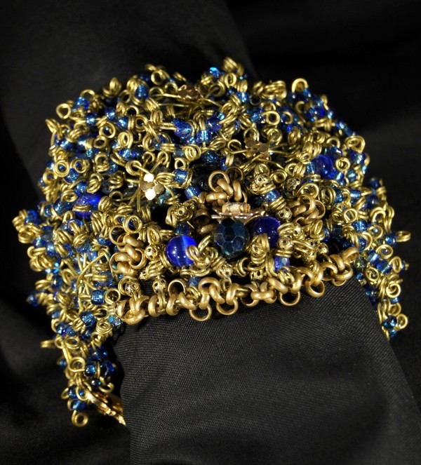 Bracelet haute fantaisie doré avec des perles bleues foncées par Martine Brun