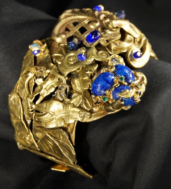Bracelet doré haute fantaisie style baroque avec des perles bleues