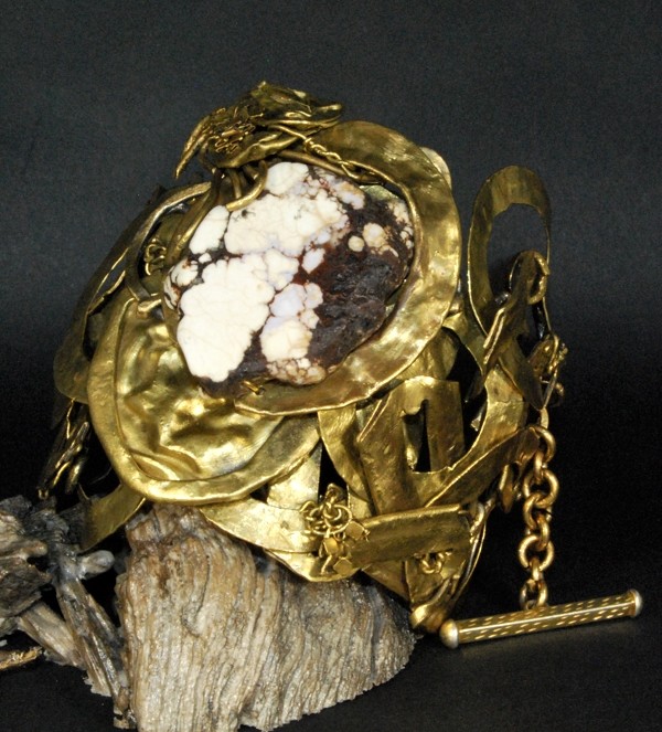 Bracelet doré haute fantaisie, création originale avec une perle en Jaspe brun par Martine Brun