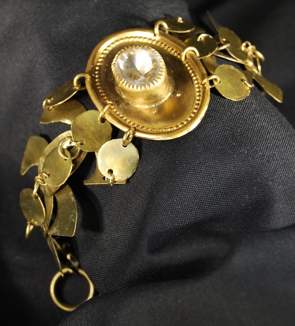 Bracelet doré conçu par Martine Brun à partir de laiton et d'un cabochon en verre