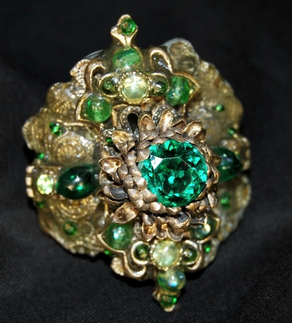 Bague argentée fantaisie au style baroque avec des perles vertes par Martine Brun