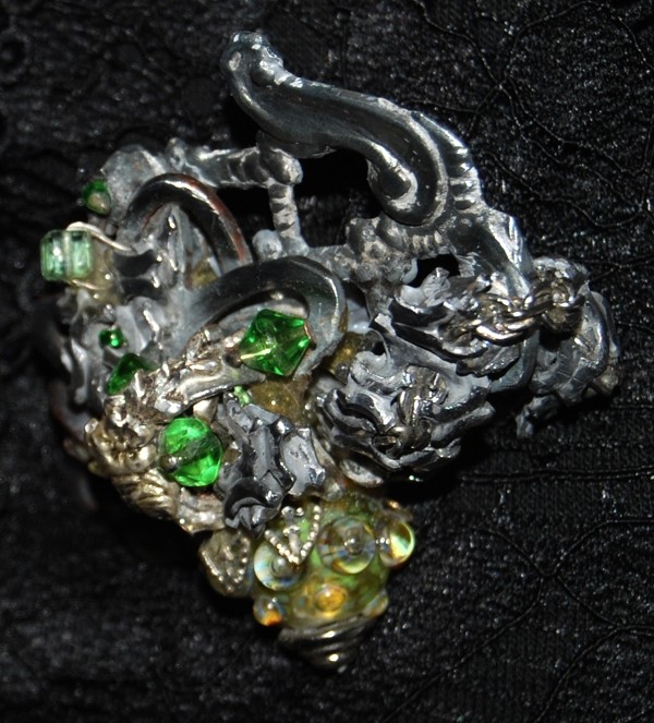 Broche fantaisie argentée avec des perles vertes, faite main par Martine Brun
